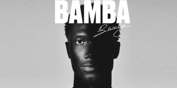 Aladji Bamba pose avec le maillot de Newcastle United après la signature de son contrat de cinq ans.