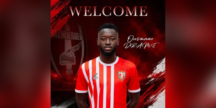 Ousmane Dramé lors de sa présentation officielle avec le KF Skënderbeu Korçë après son transfert en Albanie.