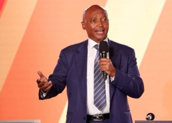 Patrice Motsepe s'exprime en conférence de presse à Johannesburg et annonce son départ de la présidence de la Confédération africaine de football avant la Coupe du monde 2030.