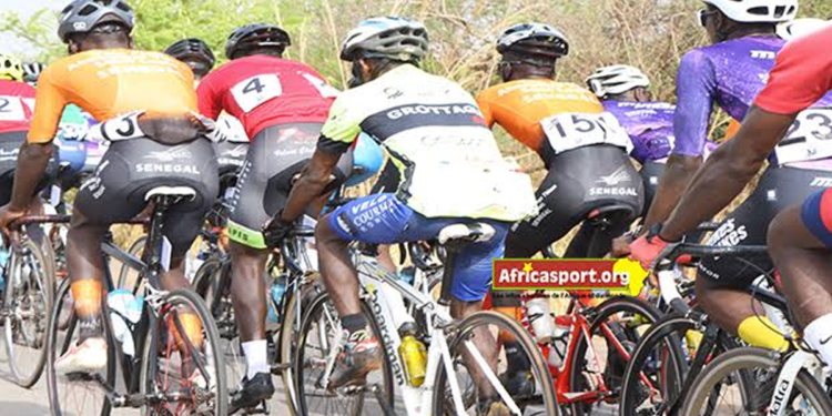 Hadja Aminata Mara annonce la tenue du Tour cycliste international de Guinée 2026 lors d'une cérémonie à Conakry.
