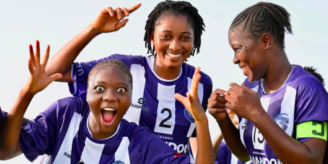 Les joueuses de l’AS Bolonta célèbrent leur victoire contre Mogbwemo Queens en Gambie.
