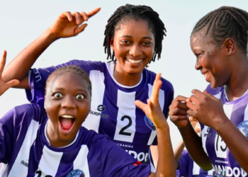 Les joueuses de l’AS Bolonta célèbrent leur victoire contre Mogbwemo Queens en Gambie.
