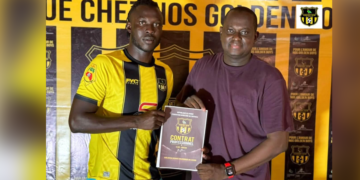 Aboubacar Demba Sylla lors de son officialisation avec l’Ashanti Golden Boys de Siguiri après son transfert en provenance de l’AS Kaloum.