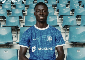Alseny Soumah, jeune milieu de terrain guinéen de 18 ans, lors de son officialisation avec le KAA Gent en Belgique.