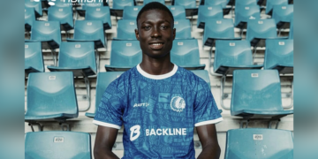 Alseny Soumah, jeune milieu de terrain guinéen de 18 ans, lors de son officialisation avec le KAA Gent en Belgique.