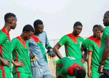 Les joueurs du Burkina Faso célèbrent leur sacre au tournoi UFOA B U20 à Yamoussoukro.
