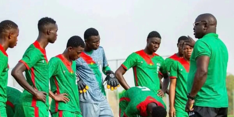 Les joueurs du Burkina Faso célèbrent leur sacre au tournoi UFOA B U20 à Yamoussoukro.
