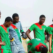 Les joueurs du Burkina Faso célèbrent leur sacre au tournoi UFOA B U20 à Yamoussoukro.