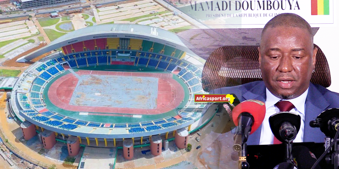 Cellou Baldé lors d'une déclaration sur le choix du gazon synthétique au stade Général Lansana Conté de Nongo.