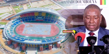 Cellou Baldé lors d'une déclaration sur le choix du gazon synthétique au stade Général Lansana Conté de Nongo.