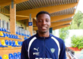 Mamady Koné pose avec le maillot de l’IF Gnistan après la signature de son premier contrat professionnel en Finlande.