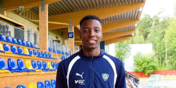 Mamady Koné pose avec le maillot de l’IF Gnistan après la signature de son premier contrat professionnel en Finlande.