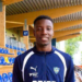 Mamady Koné pose avec le maillot de l’IF Gnistan après la signature de son premier contrat professionnel en Finlande.