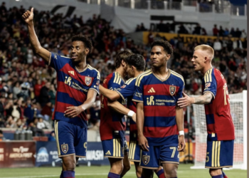 Morgan Guilavogui sous les couleurs du Real Salt Lake lors du match de League Cup contre le Tigres UANL, au cours duquel il a délivré une passe décisive.
