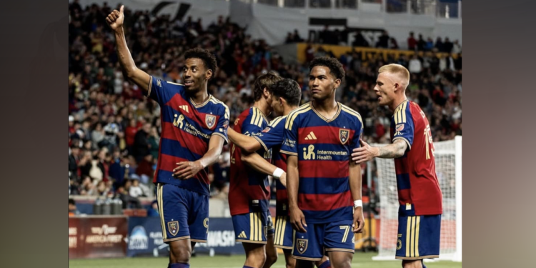Morgan Guilavogui sous les couleurs du Real Salt Lake lors du match de League Cup contre le Tigres UANL, au cours duquel il a délivré une passe décisive.
