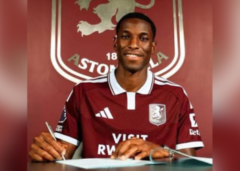 Nicolas Jackson, attaquant sénégalais, s’engage avec Aston Villa et retrouve Unai Emery à Birmingham.