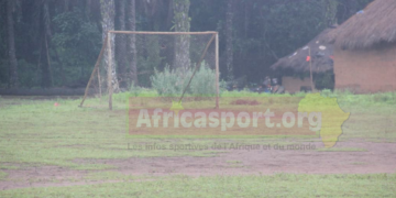 Jeunes passionnés de football sur le terrain de Palatougou, à Samou.