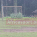 Jeunes passionnés de football sur le terrain de Palatougou, à Samou.