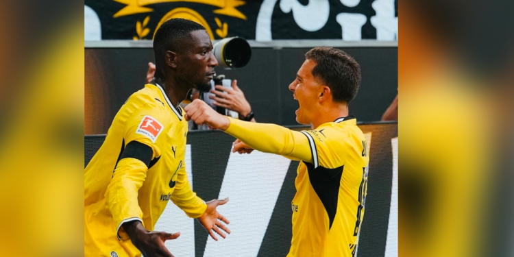 Serhou Guirassy célèbre son but avec le Borussia Dortmund face à Hambourg en Bundesliga.