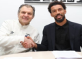 Le gardien international cap-verdien Vozinha lors de la signature de son contrat avec Colo-Colo en présence des dirigeants du club chilien.