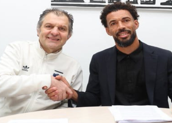 Le gardien international cap-verdien Vozinha lors de la signature de son contrat avec Colo-Colo en présence des dirigeants du club chilien.