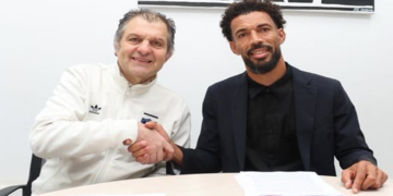 Le gardien international cap-verdien Vozinha lors de la signature de son contrat avec Colo-Colo en présence des dirigeants du club chilien.