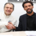 Le gardien international cap-verdien Vozinha lors de la signature de son contrat avec Colo-Colo en présence des dirigeants du club chilien.