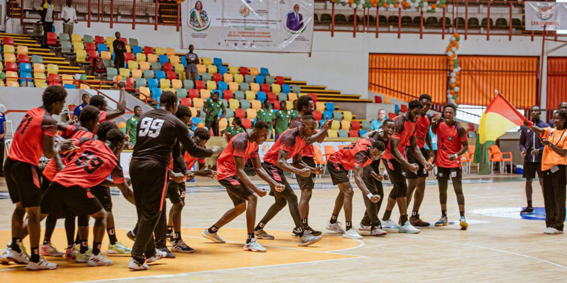 La sélection guinéenne juniors de handball célèbre sa victoire face au Rwanda à Abidjan.