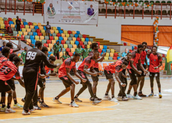 La sélection guinéenne juniors de handball célèbre sa victoire face au Rwanda à Abidjan.