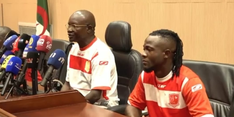 Nouhoum Diané, entraîneur du Horoya AC, en conférence de presse avant le match contre la JS Saoura.