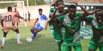 Yamoussoukro FC célèbre sa victoire face à l’ASEC Mimosas en Ligue 1 ivoirienne.