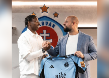Sahmkou Camara, défenseur international guinéen, rejoint le Slovan Bratislava en prêt.