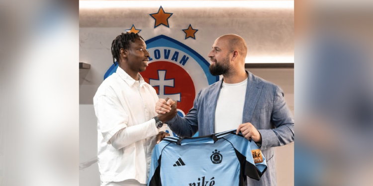 Sahmkou Camara, défenseur international guinéen, rejoint le Slovan Bratislava en prêt.