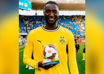 Serhou Guirassy célèbre son but lors de la victoire de Dortmund face à Hoffenheim en Bundesliga.