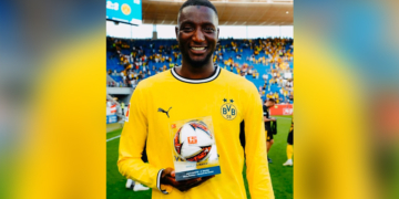 Serhou Guirassy célèbre son but lors de la victoire de Dortmund face à Hoffenheim en Bundesliga.