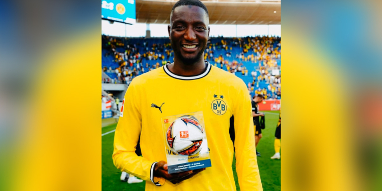 Serhou Guirassy célèbre son but lors de la victoire de Dortmund face à Hoffenheim en Bundesliga.