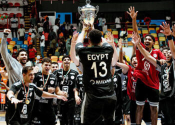 L’Égypte célèbre son titre de championne d’Afrique U20 de handball après sa victoire contre la Tunisie en finale.