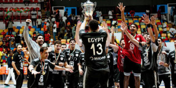 L’Égypte célèbre son titre de championne d’Afrique U20 de handball après sa victoire contre la Tunisie en finale.