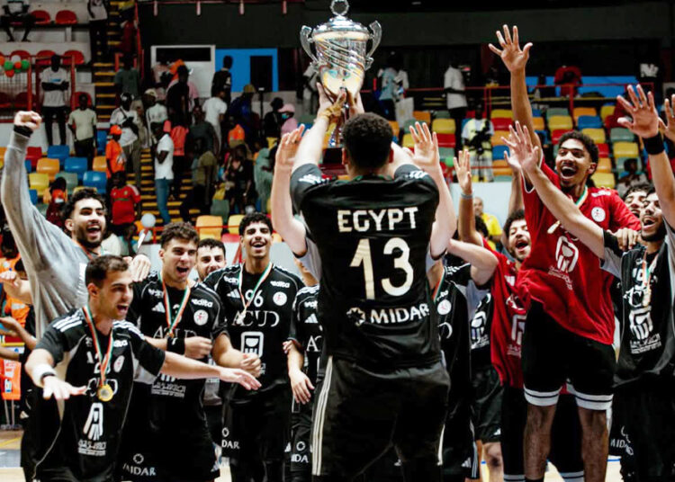 L’Égypte célèbre son titre de championne d’Afrique U20 de handball après sa victoire contre la Tunisie en finale.
