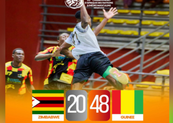 Le Syli National junior de handball célèbre sa victoire contre le Zimbabwe.