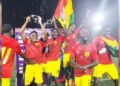 Les joueurs du Syli National U20 célèbrent leur victoire en finale du tournoi UFOA-A face à la Gambie.