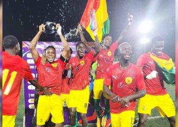 Les joueurs du Syli National U20 célèbrent leur victoire en finale du tournoi UFOA-A face à la Gambie.