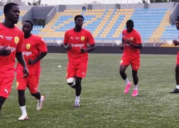 Le sélectionneur Mohamed Lamine Sylla et le capitaine Ibrahima Tawel N’Diaye avant la finale de l’UFOA-A U20 entre la Guinée et la Gambie.