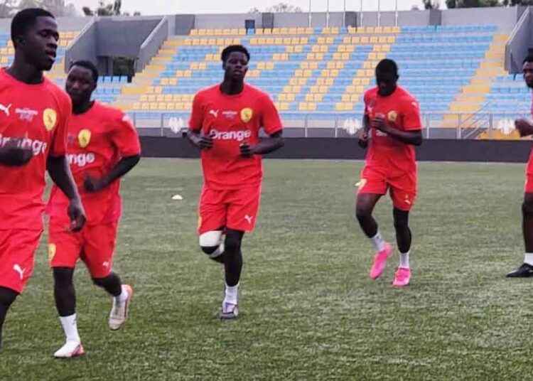 Le sélectionneur Mohamed Lamine Sylla et le capitaine Ibrahima Tawel N’Diaye avant la finale de l’UFOA-A U20 entre la Guinée et la Gambie.