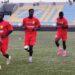 Le sélectionneur Mohamed Lamine Sylla et le capitaine Ibrahima Tawel N’Diaye avant la finale de l’UFOA-A U20 entre la Guinée et la Gambie.