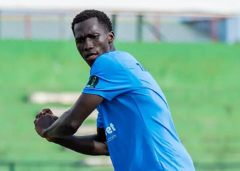 Kaloum FC et Tembou FC se disputent le ballon en Ligue 2 guinéenne.