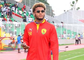 Lamine Diaby Fadiga avec le Syli National après la victoire face au Kenya au Stade du 28-Septembre.