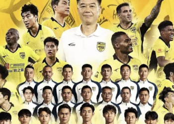 Ousmane Camara célèbre son doublé avec Guangdong GZ-Power lors de la victoire contre Dingnan United, synonyme d’accession en Super League chinoise.