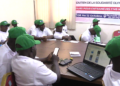 Des entraîneurs guinéens de volley-ball suivent une formation certifiante au Palais des Sports de Conakry.
