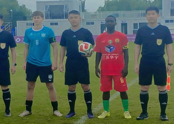 Alseny Cissé célèbre son triplé lors de la victoire de la Guinée face à l’Allemagne en demi-finale du Mondial scolaire U18.